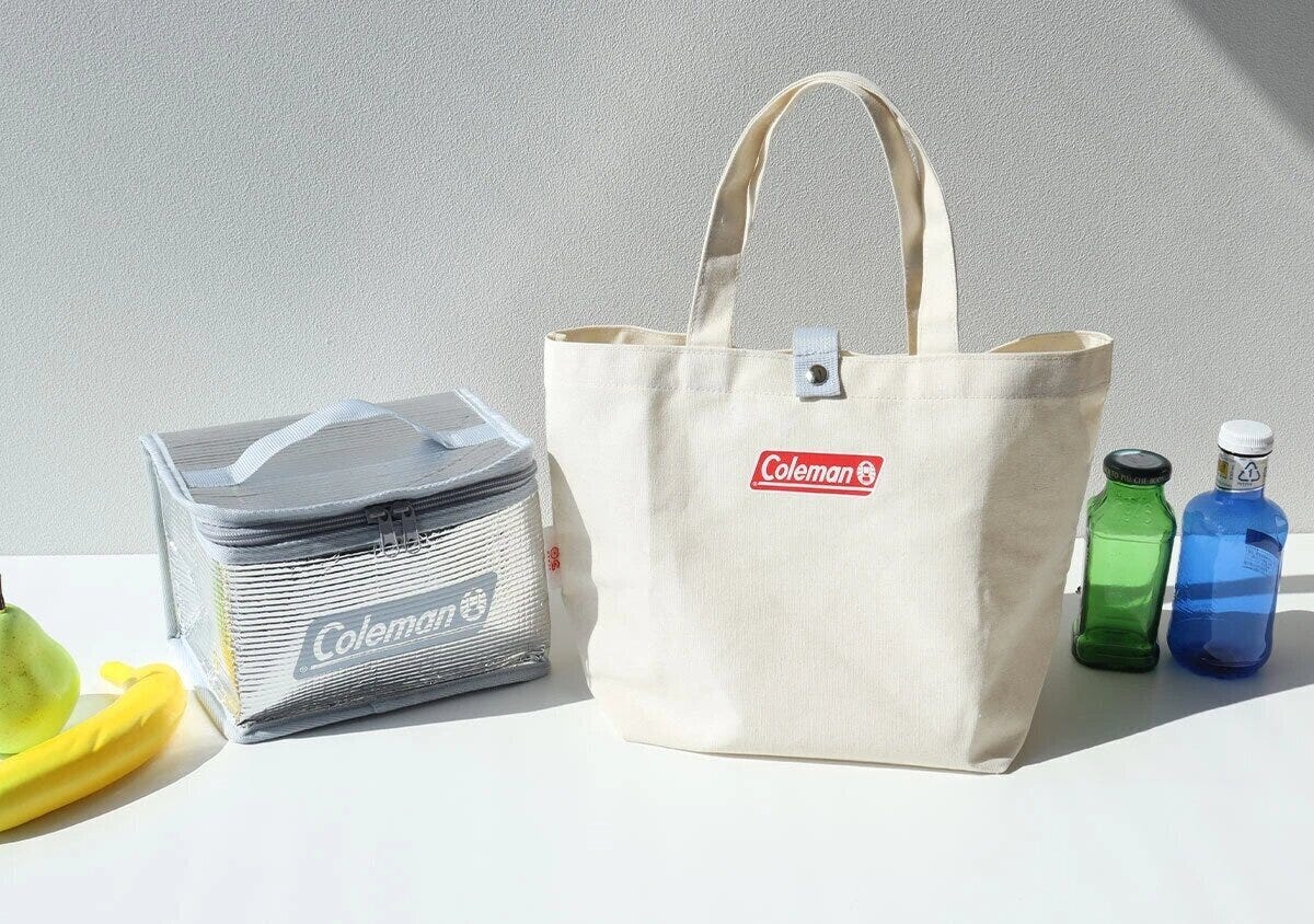 コールマンのナチュラルカラートートバッグとシルバーアルミバッグの2点セットをドリンクボトルと並べた写真 コールマンのナチュラルカラートートバッグとシルバーアルミバッグの2点セットをドリンクボトルと並べた写真