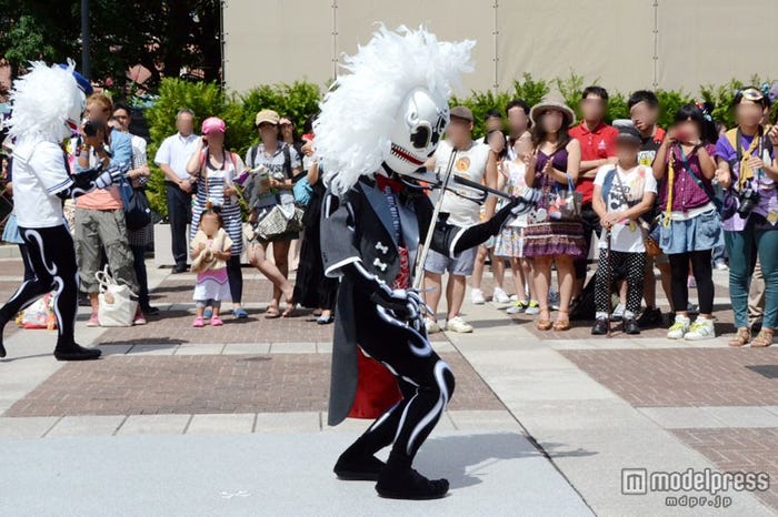 ミュージシャンのスケルトンは楽器を演奏/東京ディズニーシー「スケルトンのストリートパーティー」