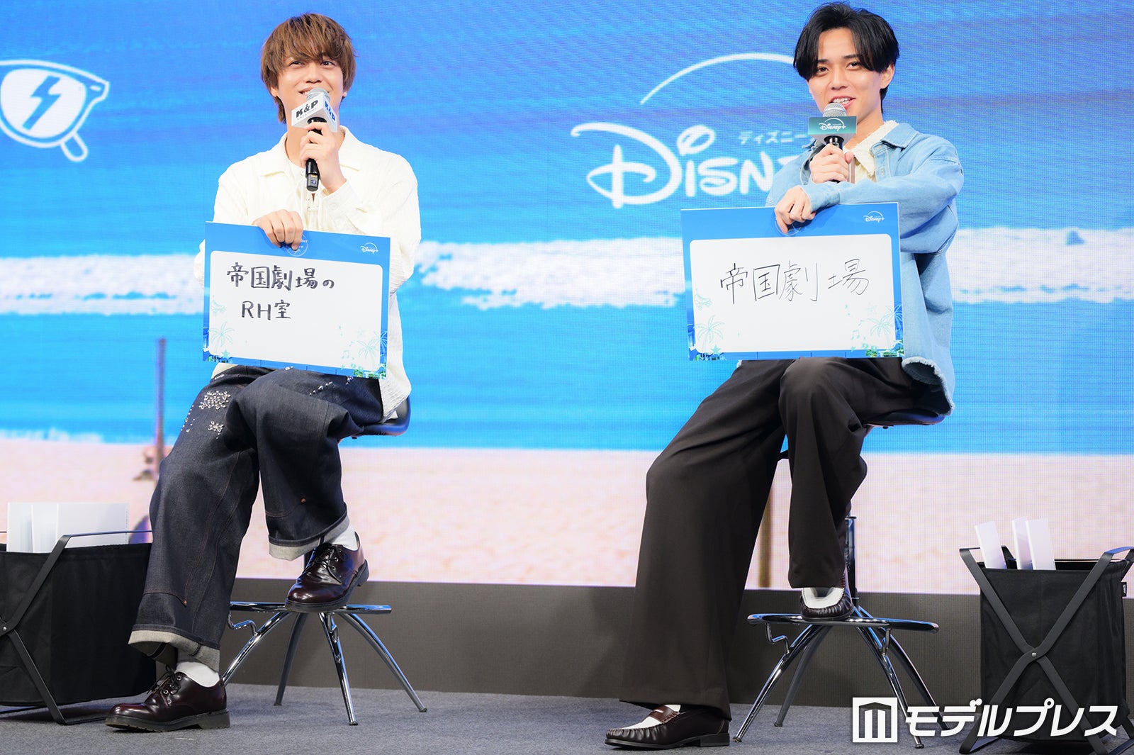 回答もポーズも一致する高橋海人、永瀬廉（C）モデルプレス