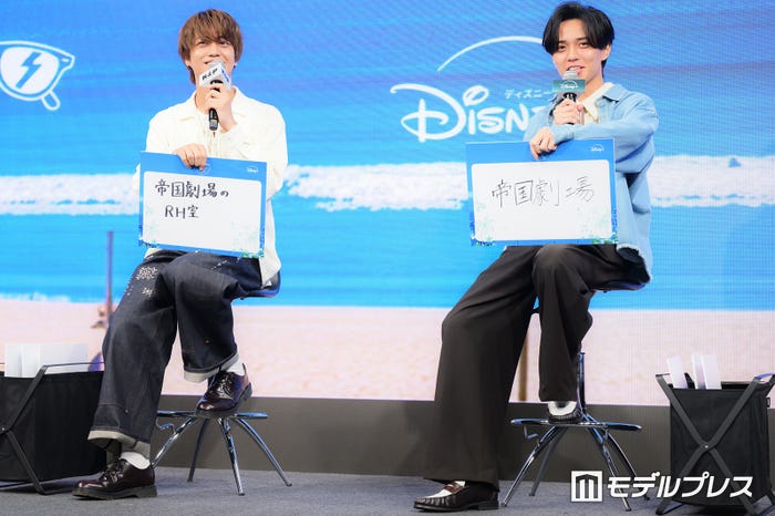回答もポーズも一致する高橋海人、永瀬廉(C)モデルプレス