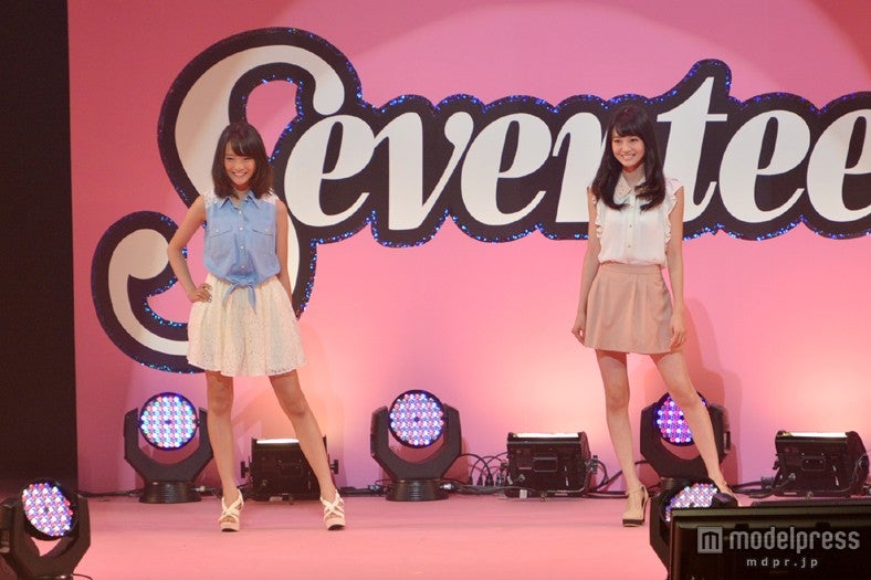 「ミスセブンティーン2013」に選ばれた大友花恋（左）と田辺桃子（右）／発表時の様子