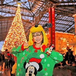 約15メートルのクリスマスツリーにうっとり! 東京ディズニーランド®のワールドバザール