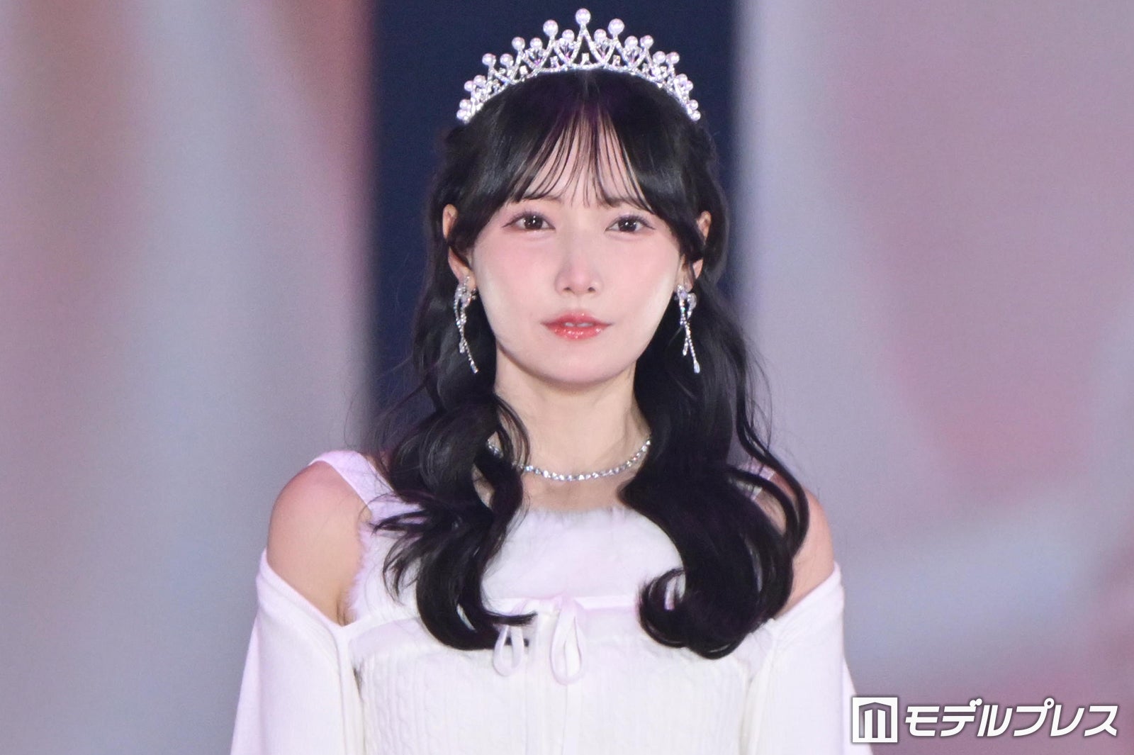 ≠ME鈴木瞳美、ティアラ×オフショルトップスで美肩際立つ キュートなウィンクで会場魅了【ガルアワ2026A/W】