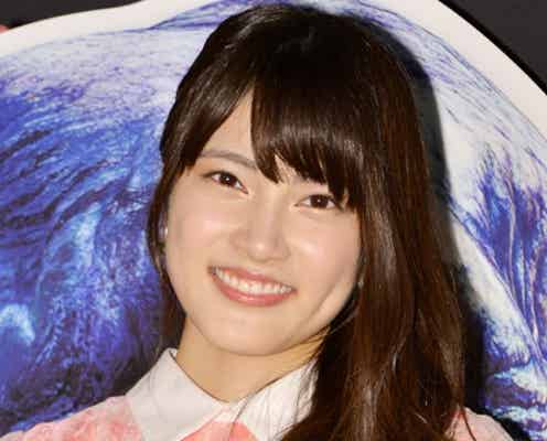 AKB48入山杏奈、ギプスが巻かれた痛々しい姿で舞台挨拶に登場