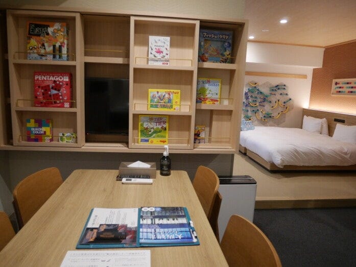 棚のボードゲームも小さなお子様から遊べるものを用意（MIMARU大阪 難波STATION）