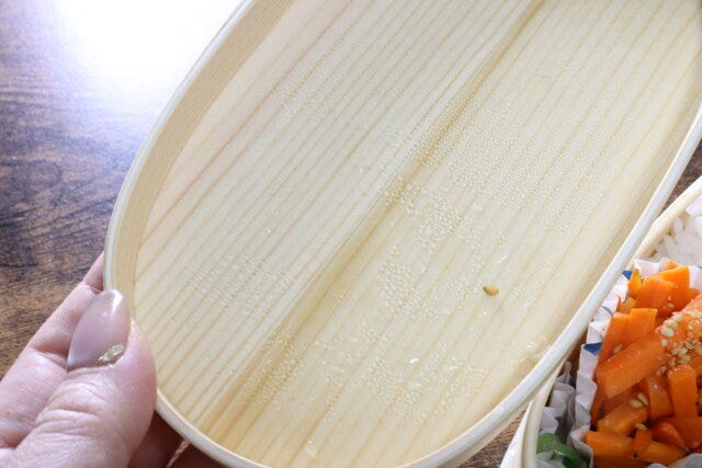 水滴のついたお弁当箱のフタ