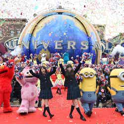 広瀬すず&中条あやみ、『チア☆ダン』制服姿でUSJにサプライズ登場 ゲスト800人沸かす/画像提供:ユニバーサル・スタジオ・ジャパン