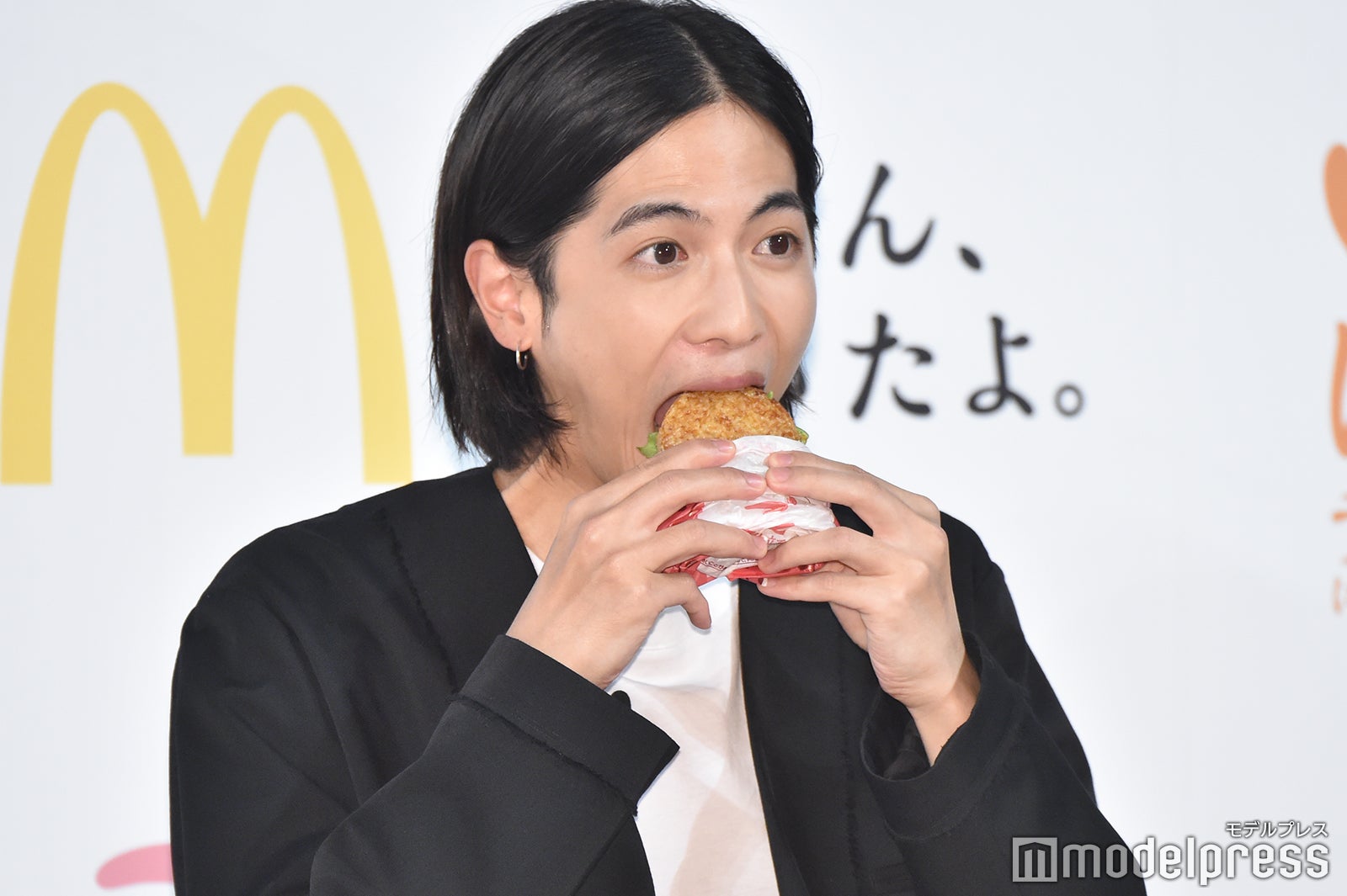 ごはんバーガーにかぶりつく志尊淳 （C）モデルプレス