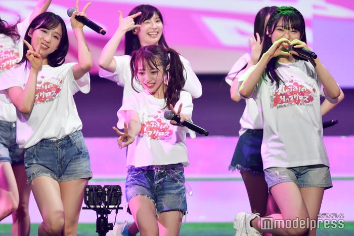 小栗有以、向井地美音、山内瑞葵「MX祭り!AKB48 60th Single『久しぶりのリップグロス』発売記念コンサートin武道館2022 柏木由紀プロデュース~僕はずっと忘れない~」 (C)モデルプレス