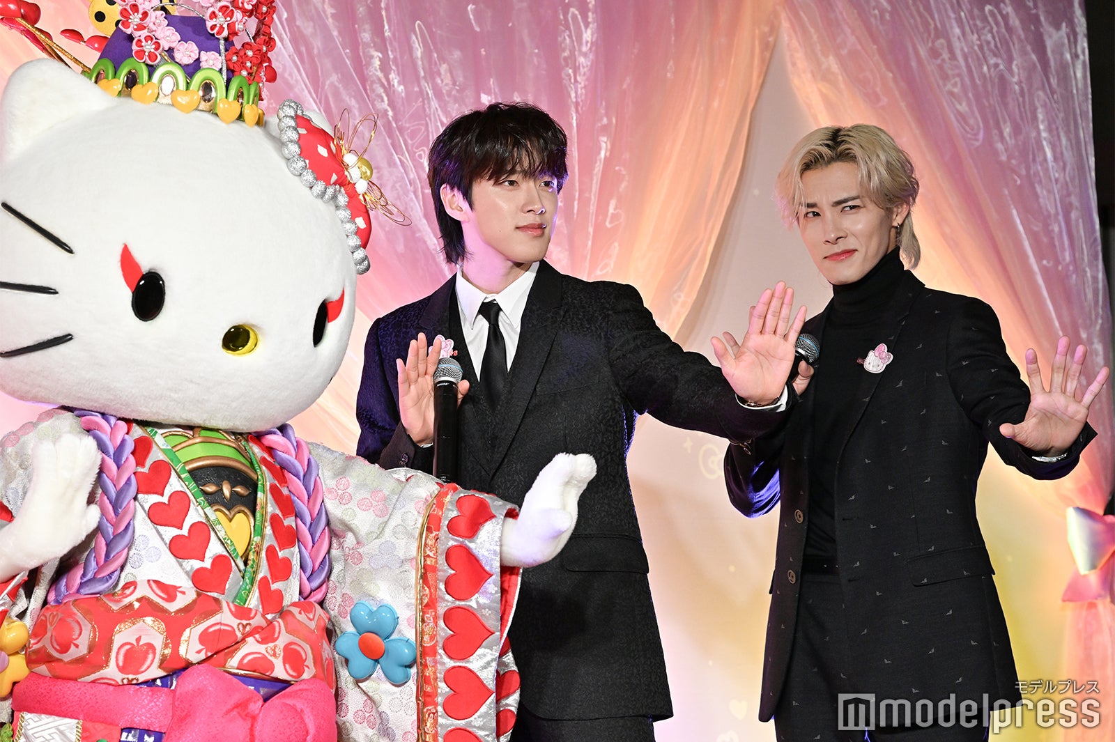 見得を切るハローキティ、河野純喜、川西拓実（C）モデルプレス