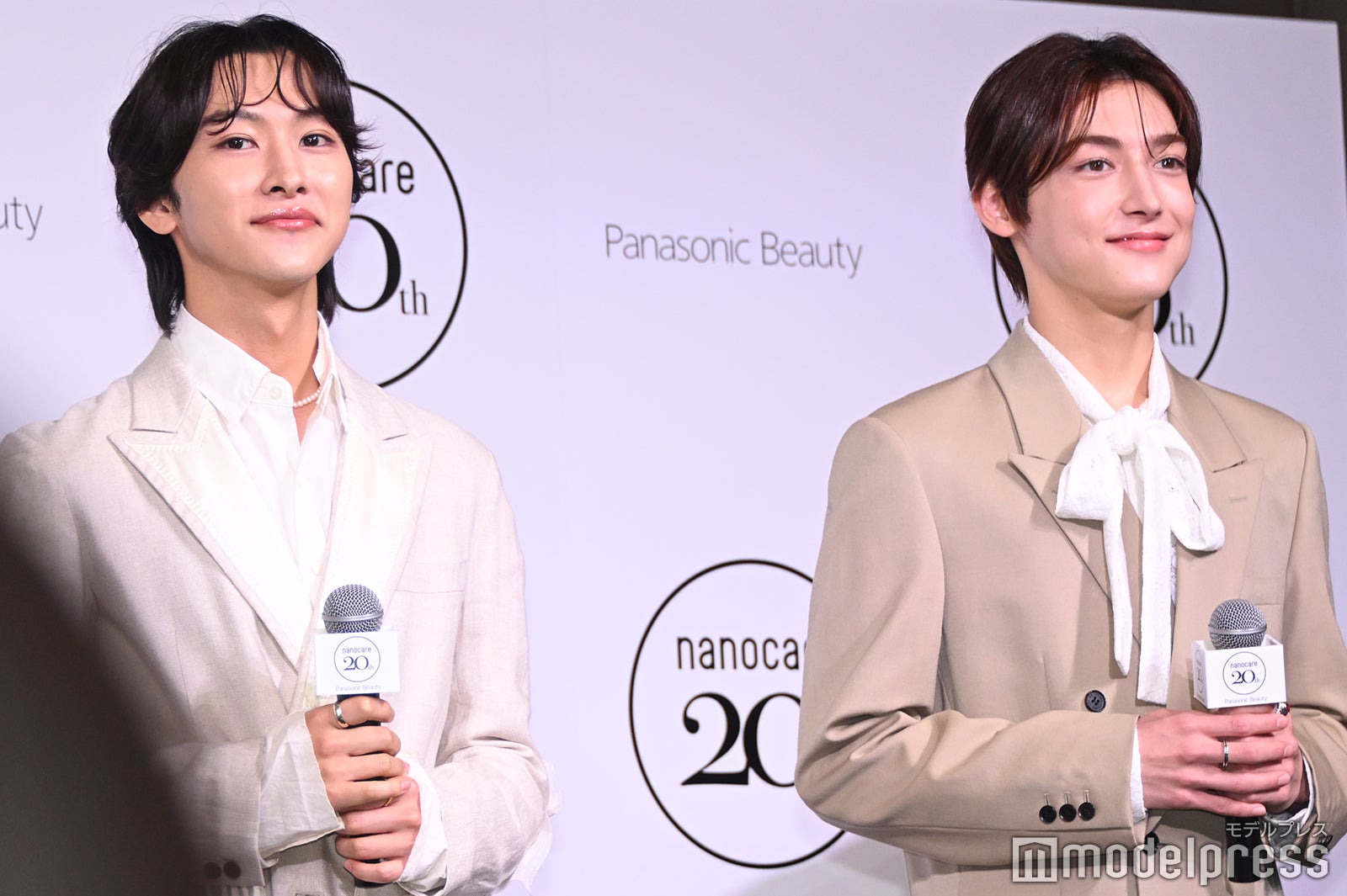 マイクを握りしめる本多大夢、浜川路己（C）モデルプレス