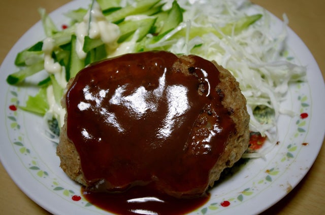 家庭でハンバーグをうまく焼くコツ 中が赤いのはふたを使って弱火で蒸し焼きしてないから モデルプレス