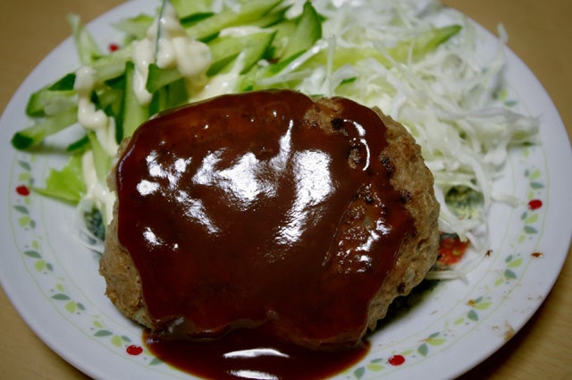 家庭でハンバーグをうまく焼くコツ 中が赤いのはふたを使って弱火で蒸し焼きしてないから モデルプレス 家庭でハンバーグをうまく焼くコツ 中が赤いのはふたを使って弱火で蒸し焼きしてないから モデルプレス