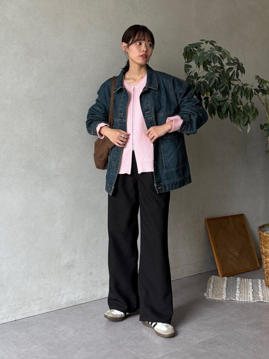 2026春大人女性おすすめピンクニット最旬デニムジャケットコーデ