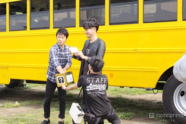 シャッフルコラボの抽選を行うポルノグラフィティの岡野昭仁（左）と新藤晴一（右）