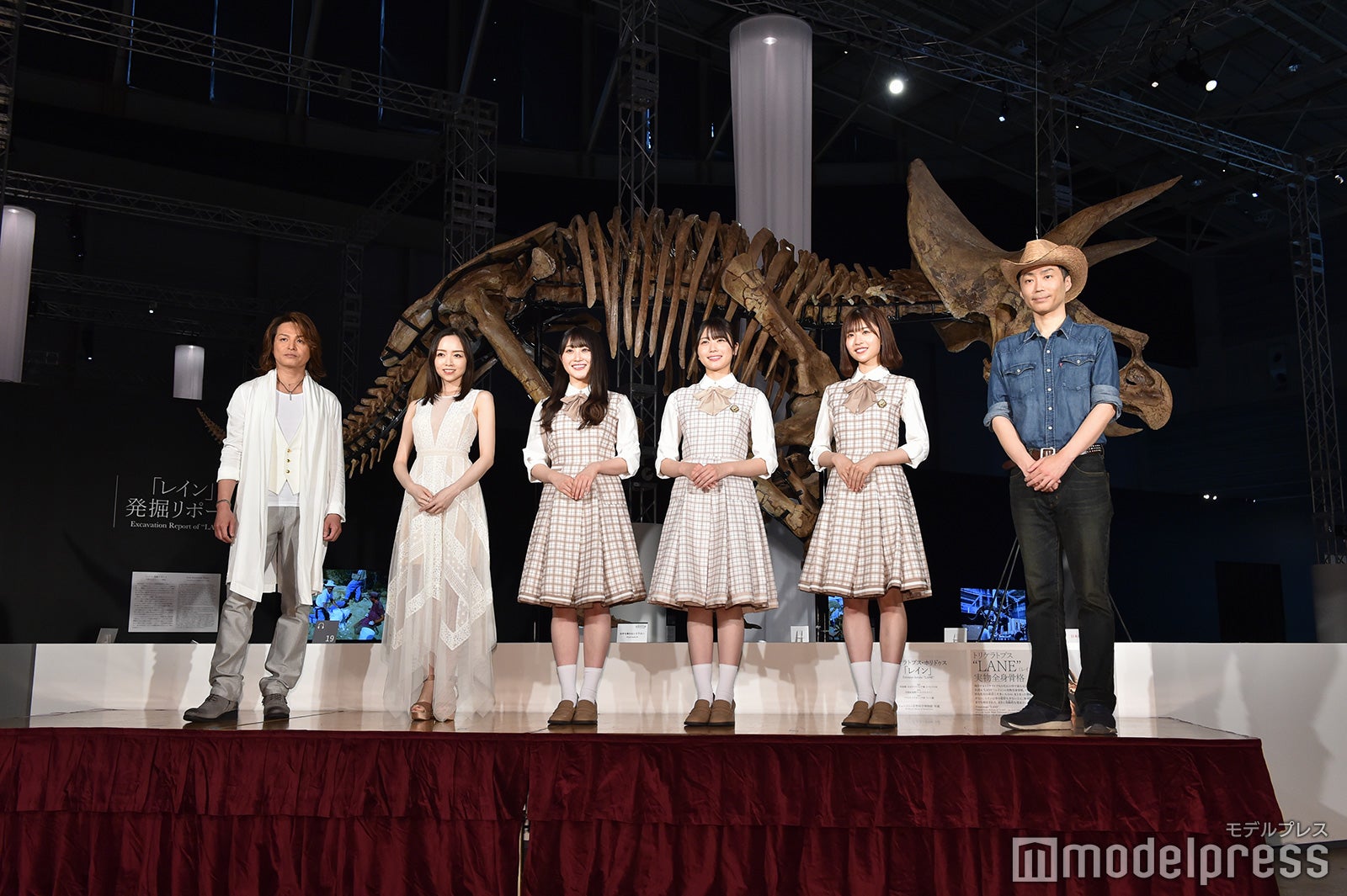 （左から）DAITA、宮本笑里、潮紗理菜、丹生明里、松田好花、恐竜くん（田中真士）（C）モデルプレス