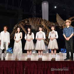 （左から）DAITA、宮本笑里、潮紗理菜、丹生明里、松田好花、恐竜くん（田中真士）（C）モデルプレス