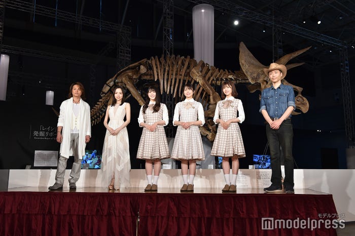 (左から)DAITA、宮本笑里、潮紗理菜、丹生明里、松田好花、恐竜くん(田中真士)(C)モデルプレス