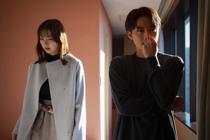 篠田麻里子、小池徹平「離婚しない男―サレ夫と悪嫁の騙し愛―」第7話より(C)テレビ朝日