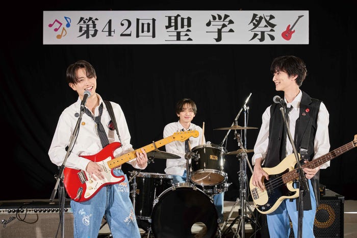 綱啓永、宮世琉弥、渡邊圭祐(C)映画「女神降臨」製作委員会