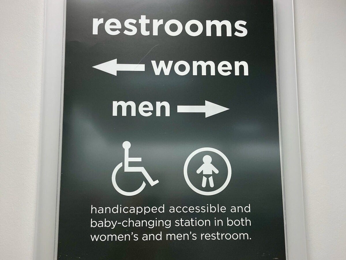 トイレの案内図（バリアフリー対応でおむつ交換台は男女どちらのトイレにも設置されています）