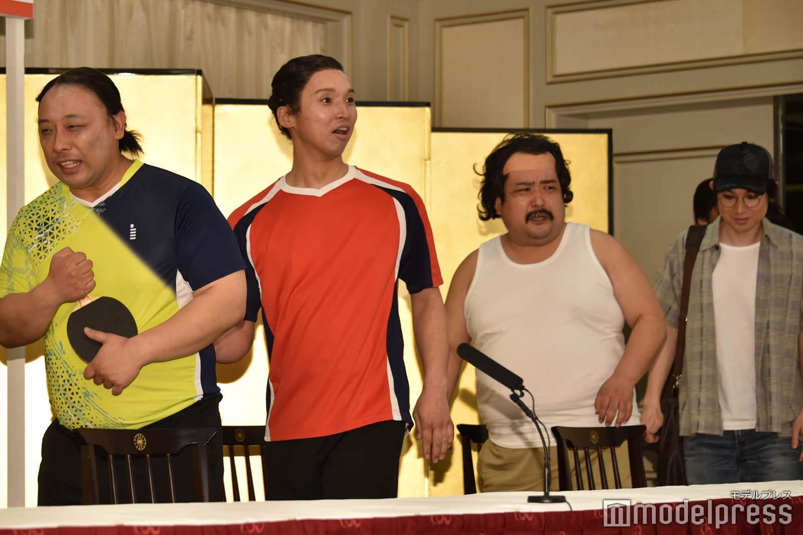 会見場に驚くメンバー（C）モデルプレス