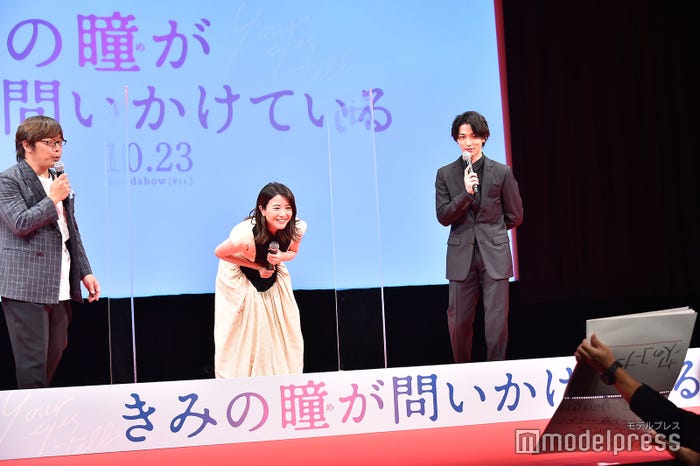 カンペを堂々と見る吉高由里子(中央)(C)モデルプレス