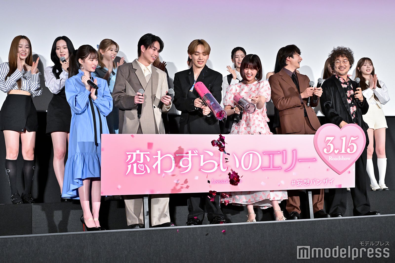 （前列左より）白宮みずほ、綱啓永、宮世琉弥、原菜乃華、小関裕太、三木康一郎監督（後列左より）MAKO、RIO、RIKU、AYAKA、MAYUKA、RIMA、NINA、MAYA、MIIHI／NiziU（C）モデルプレス