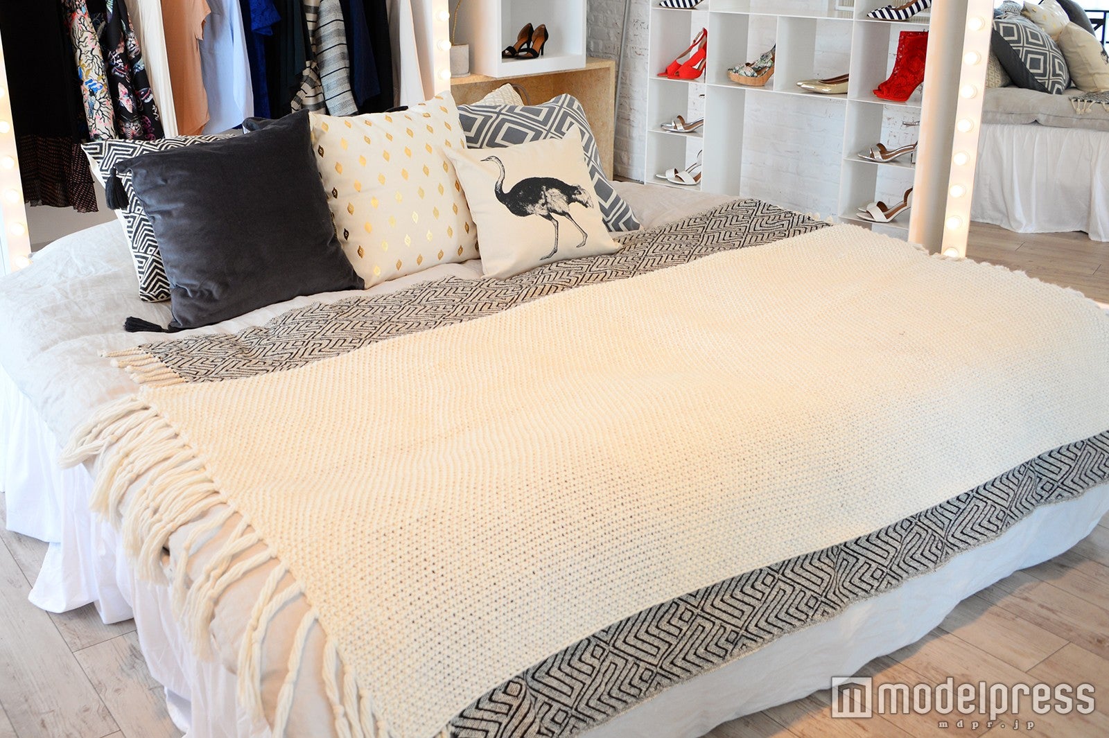 大きなベッドには日本未上陸の「H＆M HOME」のクッション＆リネンを使用（C）モデルプレス