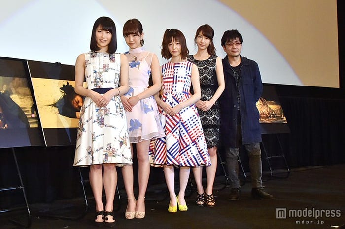 左から:横山由依、加藤玲奈、島崎遥香、柏木由紀、大友啓史監督