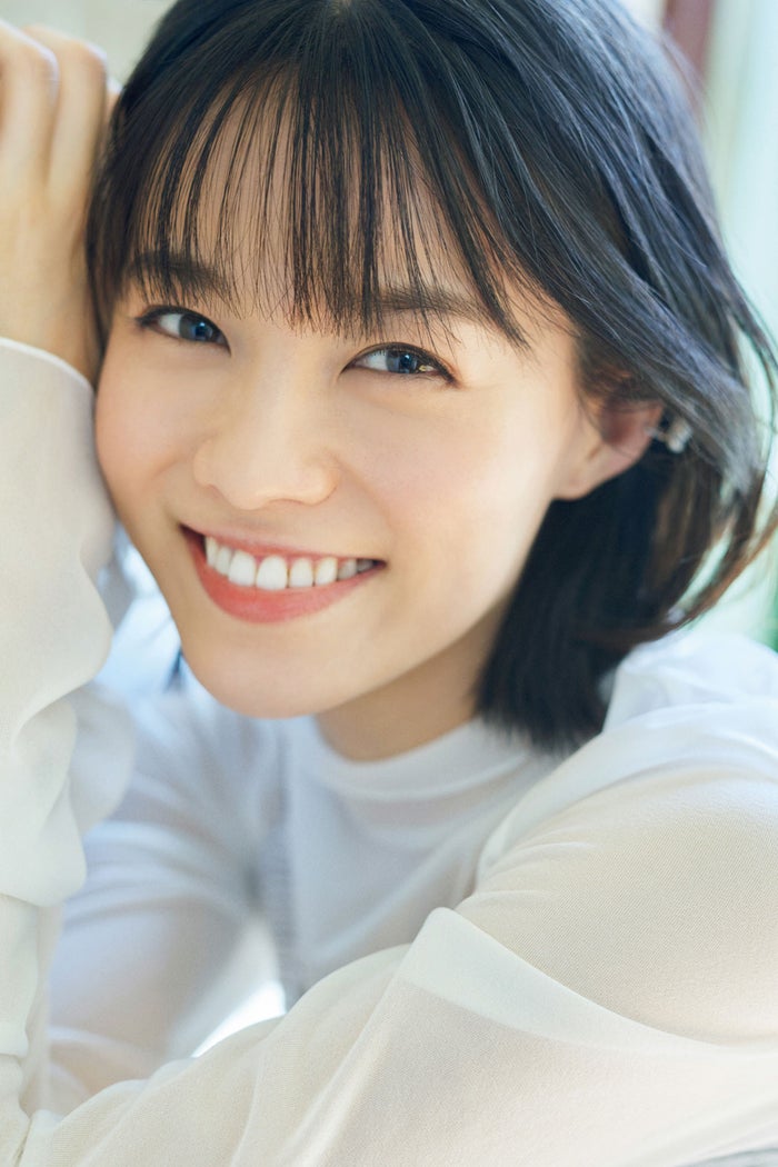 “連ドラ2本同時主演”志田彩良、透け感トップス着こなし 2つの顔を表現
