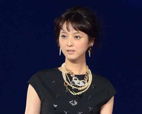 佐々木希、赤西仁のサウンドバックに圧巻のウォーキング