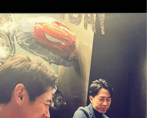 小泉進次郎氏、兄・孝太郎との2ショット公開「素敵な兄弟」「笑顔がそっくり」の声