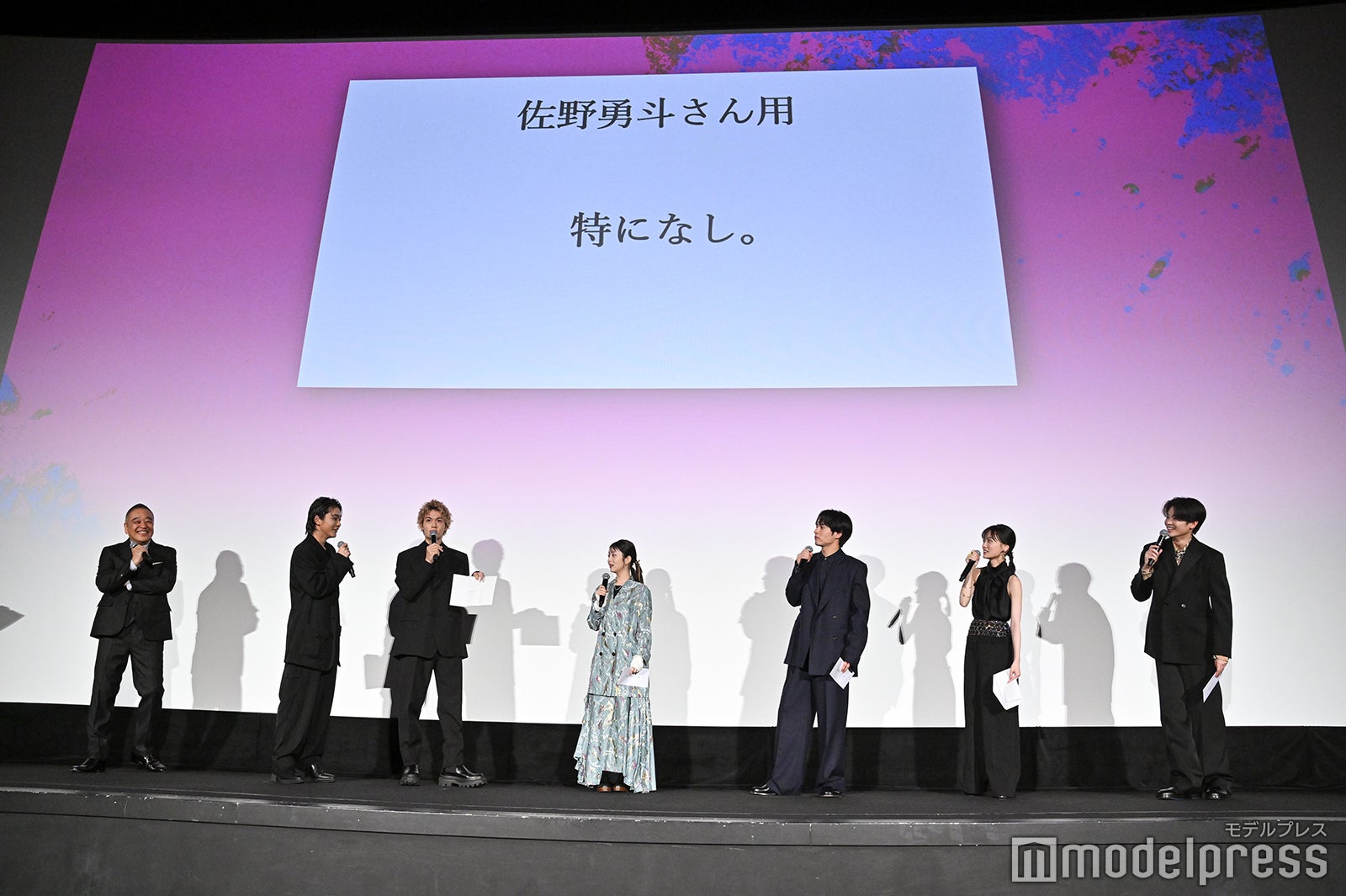 （左から）佐藤祐市監督、倉悠貴、佐野勇斗、浜辺美波、赤楚衛二、山下美月、西垣匠（C）モデルプレス