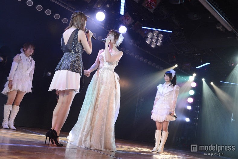 篠田麻里子＆小嶋陽菜、手つなぎ熱唱　大島、板野らも卒業公演に駆けつける