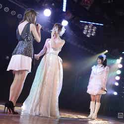卒業ソング「涙のせいじゃない」を歌唱する篠田麻里子（右）と小嶋陽菜（左）／篠田麻里子卒業公演より（C）AKS