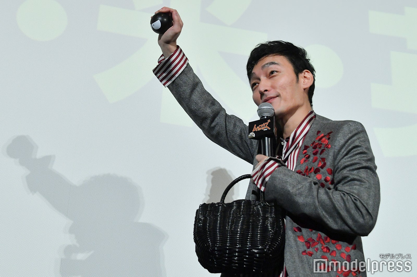 「ヤンチェ・オンテンバール」「ルーブル個展」「ゴロー天パー」とつぶやきながらボールを投げる草なぎ剛 （C）モデルプレス