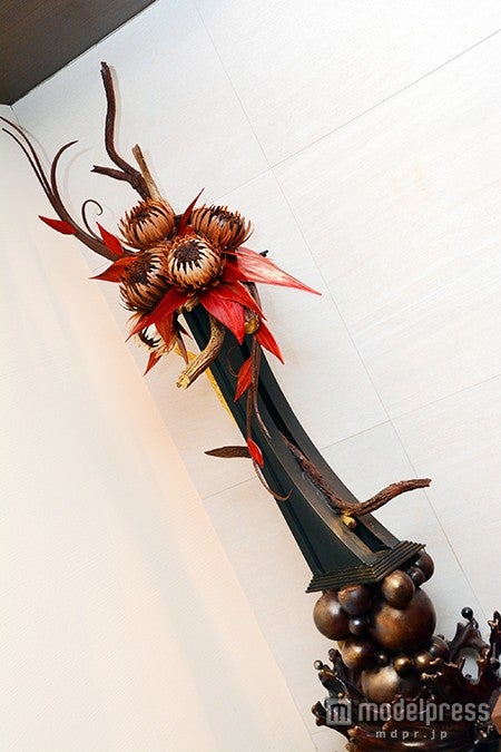 店内の一角で存在感を放つ、チョコレートで出来た巨大なピエスモンテ（オブジェ）