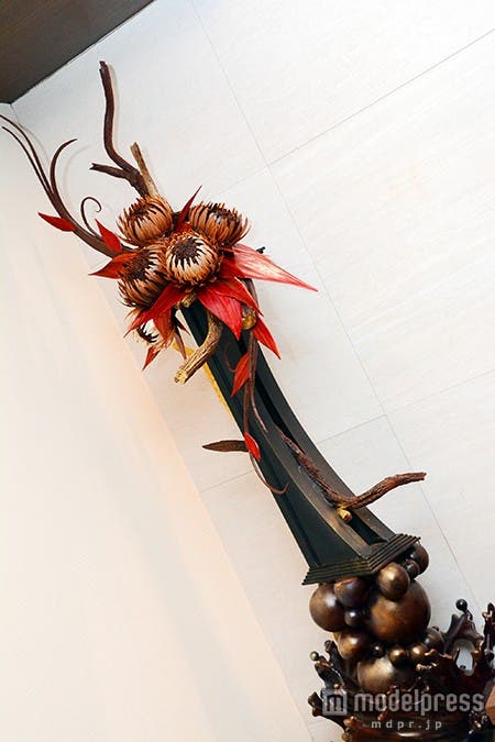 店内の一角で存在感を放つ、チョコレートで出来た巨大なピエスモンテ(オブジェ)