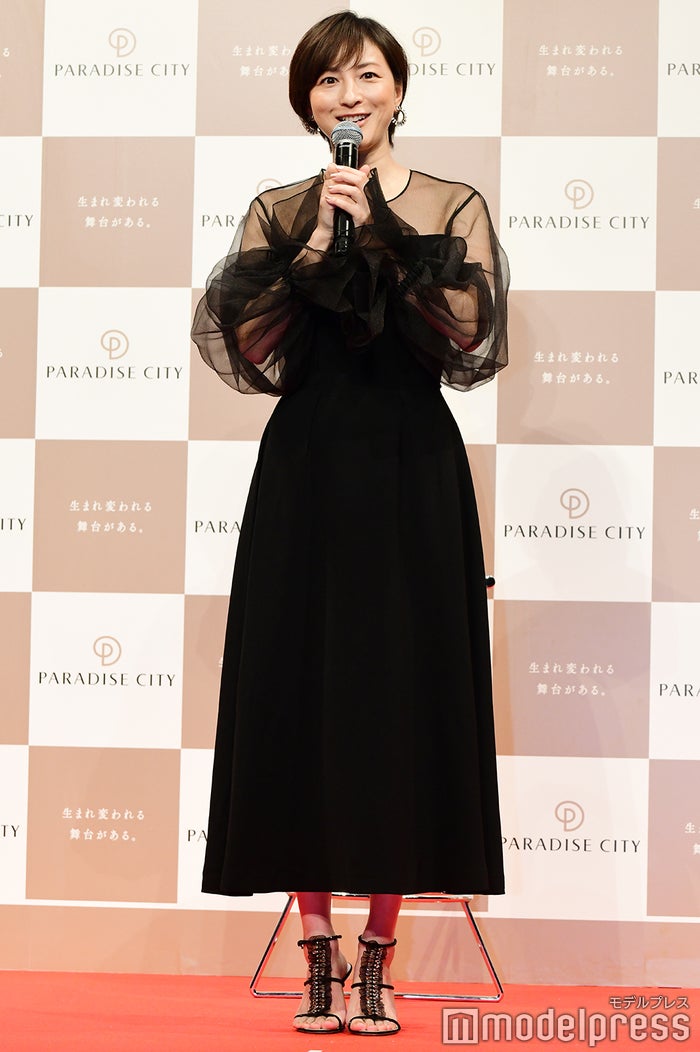 広末涼子 とっても大変 蝶 鳥ドレスに苦労 モデルプレス 広末涼子 とっても大変 蝶 鳥ドレスに苦労 モデルプレス