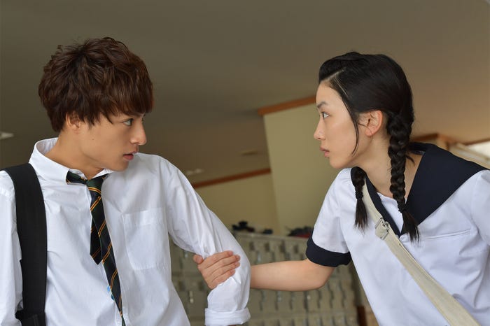 このシーンが恋のきっかけに…?(C)2017 フジテレビジョン 東宝 集英社 (C)やまもり三香/集英社