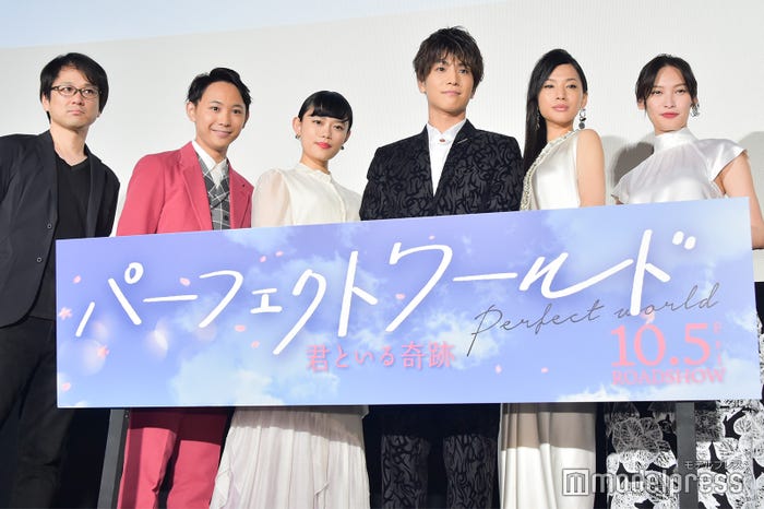 (左から)柴山健次監督、須賀健太、杉咲花、岩田剛典、芦名星、大政絢 (C)モデルプレス