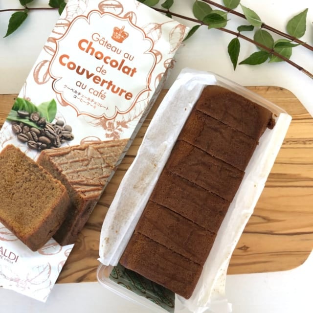 厚切りにカットされた6きれのケーキ。