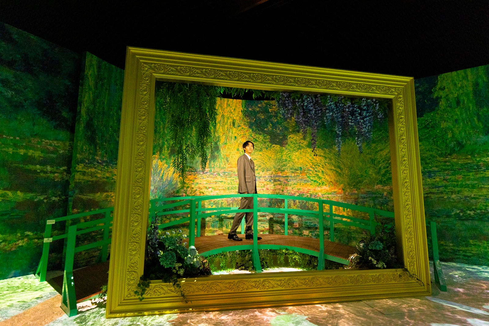 「モネ＆フレンズ・アライブ 東京展」をまわる阿部亮平（提供写真）