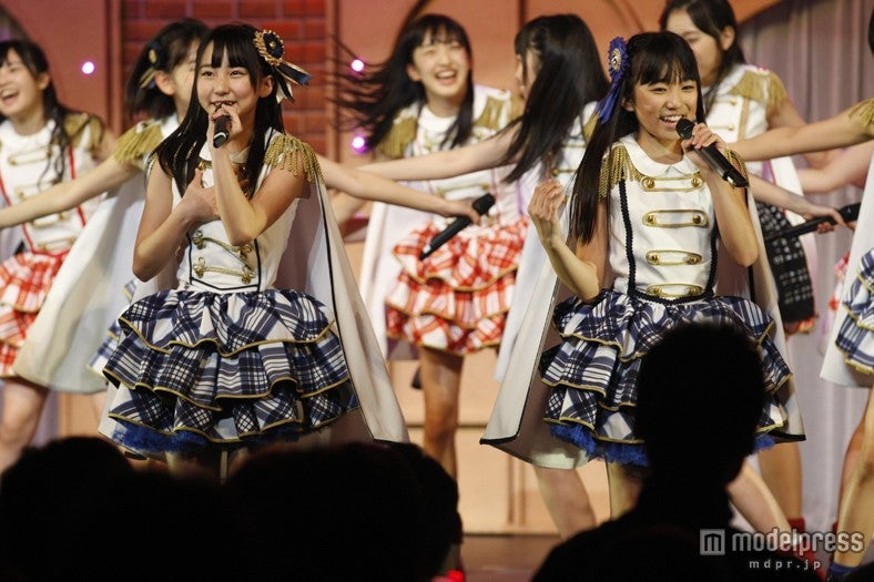 初選抜に選ばれた“なこみく”こと田中美久（左）、矢吹奈子（右）コンビ／（c）AKS