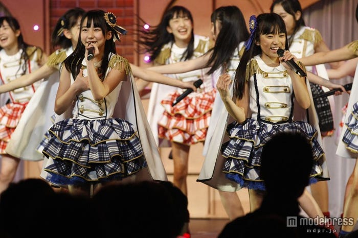 初選抜に選ばれた“なこみく”こと田中美久(左)、矢吹奈子(右)コンビ/(c)AKS