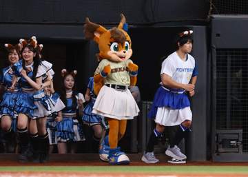 かけおち・青木マッチョ まさかの特注スカート姿できつねダンス ファイターズガールになりきり披露 ぼる塾の3人も笑顔で