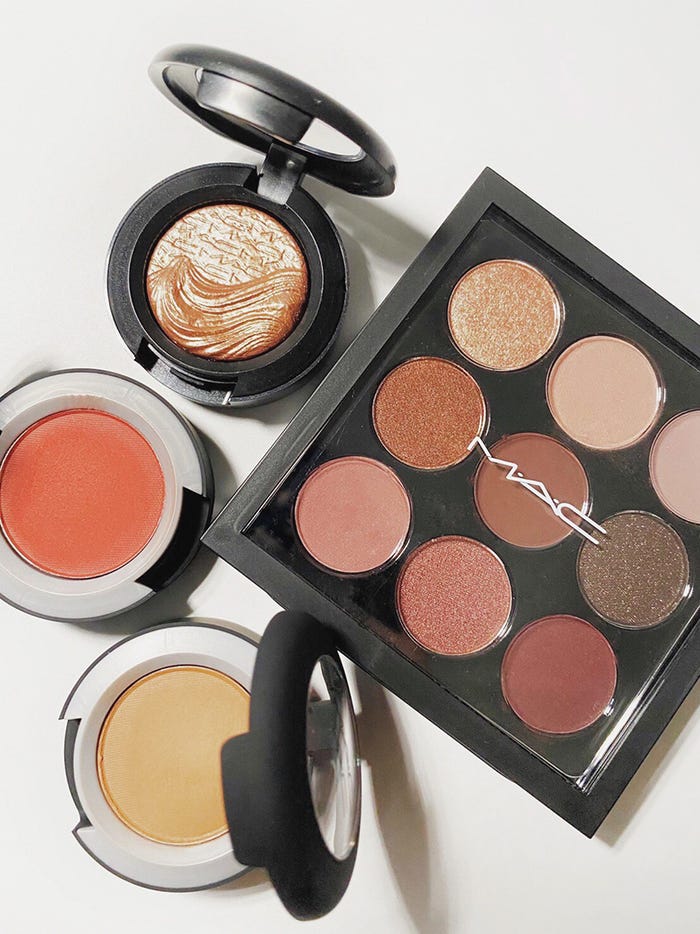 「パウダー キス アイシャドウ デボーテッド トゥ チリ」(画像左中央)、「エクストラ ディメンション アイシャドウ スウィート ヒート」(画像左上)、「パウダー キス アイシャドウ ワット クラウト!」(画像左下)、「スモール アイシャドウ×9 バーガンディ タイムズ ナイン」(画像右)(画像提供:M・A・C)