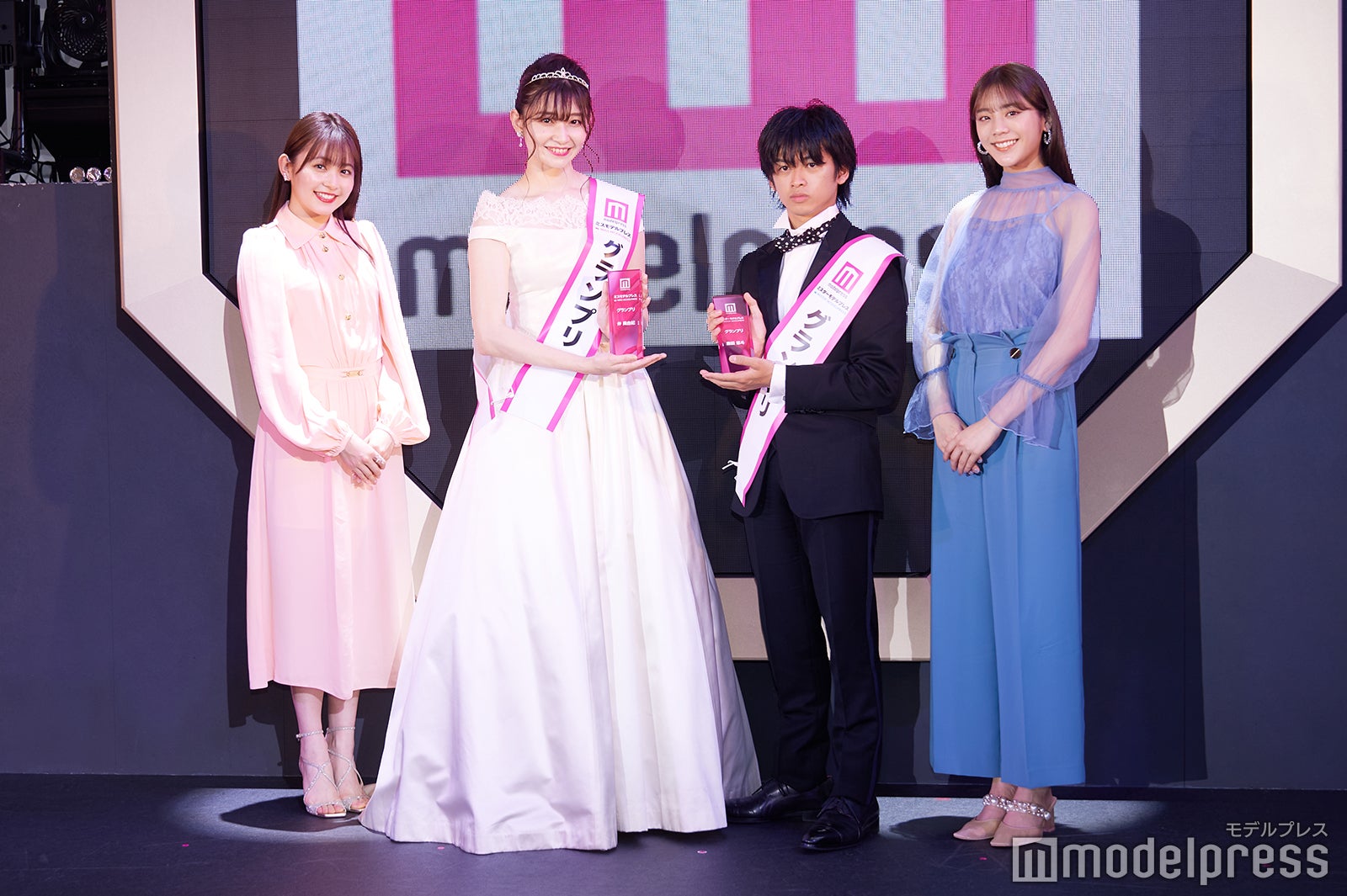 「ミスモデルプレス」「ミスターモデルプレス」表彰式の様子 （C）モデルプレス