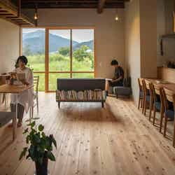 木の温もりを感じる「小豆書房」の店内/提供画像